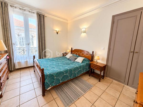 En exclusivité, aux portes de Paris, à Choisy-le-Roi, découvrez cet appartement 3 pièces d’environ 50 m², situé au deuxième étage d’une copropriété, à proximité de la gare, des commerces et des commodités.
L’appartement se compose d’un séjour avec cuisine ouverte d’environ 13 m², d’une première chambre de 13 m² avec placard et d’une seconde chambre d’environ 14 m². Une salle de bains ainsi que des WC séparés complètent l’espace intérieur.
Les menuiseries sont en PVC double vitrage et le logement dispose d’un chauffage au gaz.
L’appartement bénéficie également de belles surfaces annexes avec un grenier privatif d’environ 14 m² et une cave privative d’environ 7 m². Une cour commune est également à disposition des occupants de la copropriété.
Le bien se situe au sein d’une copropriété entretenue, dont la cage d’escalier a été entièrement rénovée récemment, apportant un cadre soigné aux parties communes.
Sa situation aux portes de Paris, la proximité des transports et des commerces, ses deux chambres ainsi que ses espaces de stockage supplémentaires en font un bien adapté aussi bien à une résidence principale qu’à un projet d’investissement locatif.
Pour tout renseignement complémentaire ou pour organiser une visite, contactez moi.