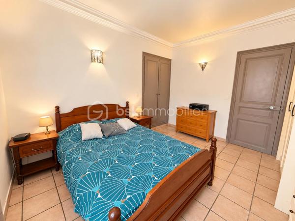 En exclusivité, aux portes de Paris, à Choisy-le-Roi, découvrez cet appartement 3 pièces d’environ 50 m², situé au deuxième étage d’une copropriété, à proximité de la gare, des commerces et des commodités.
L’appartement se compose d’un séjour avec cuisine ouverte d’environ 13 m², d’une première chambre de 13 m² avec placard et d’une seconde chambre d’environ 14 m². Une salle de bains ainsi que des WC séparés complètent l’espace intérieur.
Les menuiseries sont en PVC double vitrage et le logement dispose d’un chauffage au gaz.
L’appartement bénéficie également de belles surfaces annexes avec un grenier privatif d’environ 14 m² et une cave privative d’environ 7 m². Une cour commune est également à disposition des occupants de la copropriété.
Le bien se situe au sein d’une copropriété entretenue, dont la cage d’escalier a été entièrement rénovée récemment, apportant un cadre soigné aux parties communes.
Sa situation aux portes de Paris, la proximité des transports et des commerces, ses deux chambres ainsi que ses espaces de stockage supplémentaires en font un bien adapté aussi bien à une résidence principale qu’à un projet d’investissement locatif.
Pour tout renseignement complémentaire ou pour organiser une visite, contactez moi.