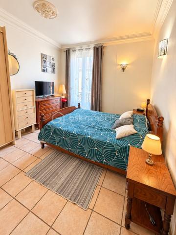 En exclusivité, aux portes de Paris, à Choisy-le-Roi, découvrez cet appartement 3 pièces d’environ 50 m², situé au deuxième étage d’une copropriété, à proximité de la gare, des commerces et des commodités.
L’appartement se compose d’un séjour avec cuisine ouverte d’environ 13 m², d’une première chambre de 13 m² avec placard et d’une seconde chambre d’environ 14 m². Une salle de bains ainsi que des WC séparés complètent l’espace intérieur.
Les menuiseries sont en PVC double vitrage et le logement dispose d’un chauffage au gaz.
L’appartement bénéficie également de belles surfaces annexes avec un grenier privatif d’environ 14 m² et une cave privative d’environ 7 m². Une cour commune est également à disposition des occupants de la copropriété.
Le bien se situe au sein d’une copropriété entretenue, dont la cage d’escalier a été entièrement rénovée récemment, apportant un cadre soigné aux parties communes.
Sa situation aux portes de Paris, la proximité des transports et des commerces, ses deux chambres ainsi que ses espaces de stockage supplémentaires en font un bien adapté aussi bien à une résidence principale qu’à un projet d’investissement locatif.
Pour tout renseignement complémentaire ou pour organiser une visite, contactez moi.