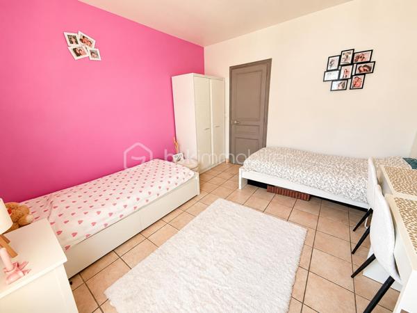 En exclusivité, aux portes de Paris, à Choisy-le-Roi, découvrez cet appartement 3 pièces d’environ 50 m², situé au deuxième étage d’une copropriété, à proximité de la gare, des commerces et des commodités.
L’appartement se compose d’un séjour avec cuisine ouverte d’environ 13 m², d’une première chambre de 13 m² avec placard et d’une seconde chambre d’environ 14 m². Une salle de bains ainsi que des WC séparés complètent l’espace intérieur.
Les menuiseries sont en PVC double vitrage et le logement dispose d’un chauffage au gaz.
L’appartement bénéficie également de belles surfaces annexes avec un grenier privatif d’environ 14 m² et une cave privative d’environ 7 m². Une cour commune est également à disposition des occupants de la copropriété.
Le bien se situe au sein d’une copropriété entretenue, dont la cage d’escalier a été entièrement rénovée récemment, apportant un cadre soigné aux parties communes.
Sa situation aux portes de Paris, la proximité des transports et des commerces, ses deux chambres ainsi que ses espaces de stockage supplémentaires en font un bien adapté aussi bien à une résidence principale qu’à un projet d’investissement locatif.
Pour tout renseignement complémentaire ou pour organiser une visite, contactez moi.