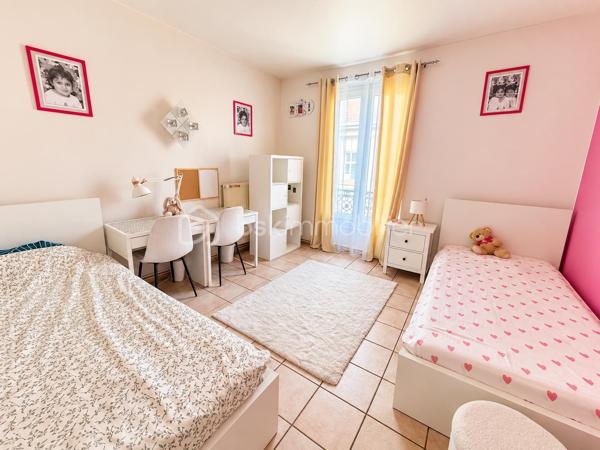 En exclusivité, aux portes de Paris, à Choisy-le-Roi, découvrez cet appartement 3 pièces d’environ 50 m², situé au deuxième étage d’une copropriété, à proximité de la gare, des commerces et des commodités.
L’appartement se compose d’un séjour avec cuisine ouverte d’environ 13 m², d’une première chambre de 13 m² avec placard et d’une seconde chambre d’environ 14 m². Une salle de bains ainsi que des WC séparés complètent l’espace intérieur.
Les menuiseries sont en PVC double vitrage et le logement dispose d’un chauffage au gaz.
L’appartement bénéficie également de belles surfaces annexes avec un grenier privatif d’environ 14 m² et une cave privative d’environ 7 m². Une cour commune est également à disposition des occupants de la copropriété.
Le bien se situe au sein d’une copropriété entretenue, dont la cage d’escalier a été entièrement rénovée récemment, apportant un cadre soigné aux parties communes.
Sa situation aux portes de Paris, la proximité des transports et des commerces, ses deux chambres ainsi que ses espaces de stockage supplémentaires en font un bien adapté aussi bien à une résidence principale qu’à un projet d’investissement locatif.
Pour tout renseignement complémentaire ou pour organiser une visite, contactez moi.
