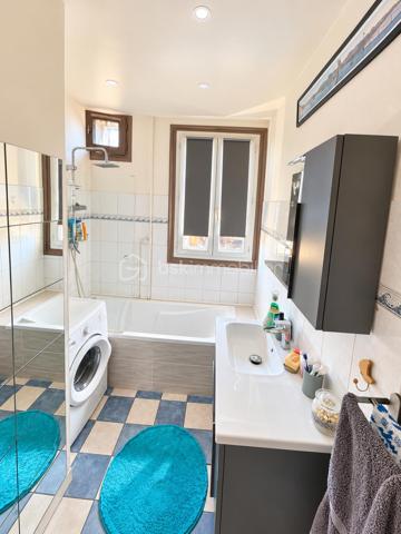 En exclusivité, aux portes de Paris, à Choisy-le-Roi, découvrez cet appartement 3 pièces d’environ 50 m², situé au deuxième étage d’une copropriété, à proximité de la gare, des commerces et des commodités.
L’appartement se compose d’un séjour avec cuisine ouverte d’environ 13 m², d’une première chambre de 13 m² avec placard et d’une seconde chambre d’environ 14 m². Une salle de bains ainsi que des WC séparés complètent l’espace intérieur.
Les menuiseries sont en PVC double vitrage et le logement dispose d’un chauffage au gaz.
L’appartement bénéficie également de belles surfaces annexes avec un grenier privatif d’environ 14 m² et une cave privative d’environ 7 m². Une cour commune est également à disposition des occupants de la copropriété.
Le bien se situe au sein d’une copropriété entretenue, dont la cage d’escalier a été entièrement rénovée récemment, apportant un cadre soigné aux parties communes.
Sa situation aux portes de Paris, la proximité des transports et des commerces, ses deux chambres ainsi que ses espaces de stockage supplémentaires en font un bien adapté aussi bien à une résidence principale qu’à un projet d’investissement locatif.
Pour tout renseignement complémentaire ou pour organiser une visite, contactez moi.