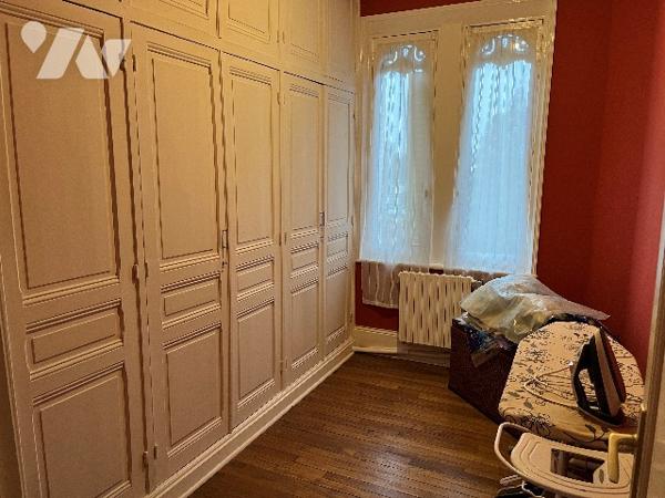 Ensemble immobilier composé de 2 maisons d'habitations dont 1 à rénover, garage, jardin, dépendance.