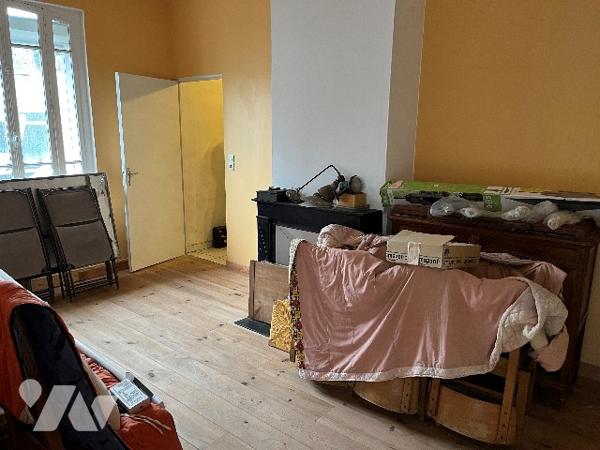 Ensemble immobilier composé de 2 maisons d'habitations dont 1 à rénover, garage, jardin, dépendance.