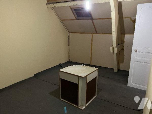 Ensemble immobilier composé de 2 maisons d'habitations dont 1 à rénover, garage, jardin, dépendance.