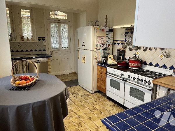 Ensemble immobilier composé de 2 maisons d'habitations dont 1 à rénover, garage, jardin, dépendance.