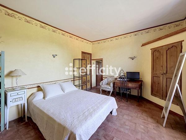 Maison
         6 pièces
        - 178 m² Bien prestige 870 000 € *