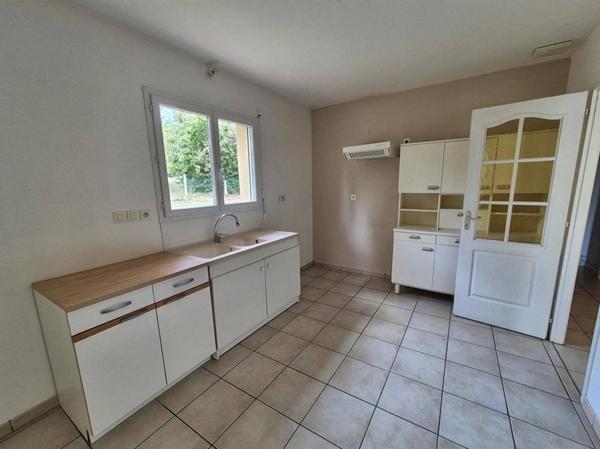 Maison plain-pied T4 de 103m2 avec garage de 42m2 et terrain de 2200m2