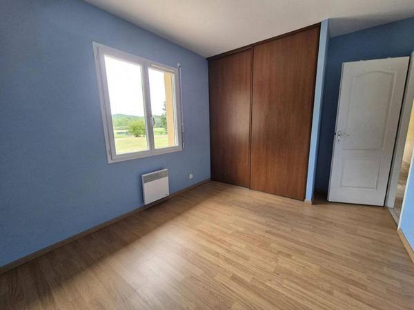 Maison plain-pied T4 de 103m2 avec garage de 42m2 et terrain de 2200m2