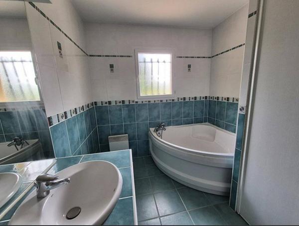 Maison plain-pied T4 de 103m2 avec garage de 42m2 et terrain de 2200m2