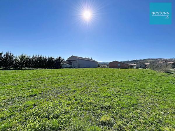 Terrain d'environ 2 200 m² - constructible - viabilisé - Marcilly le Châtel