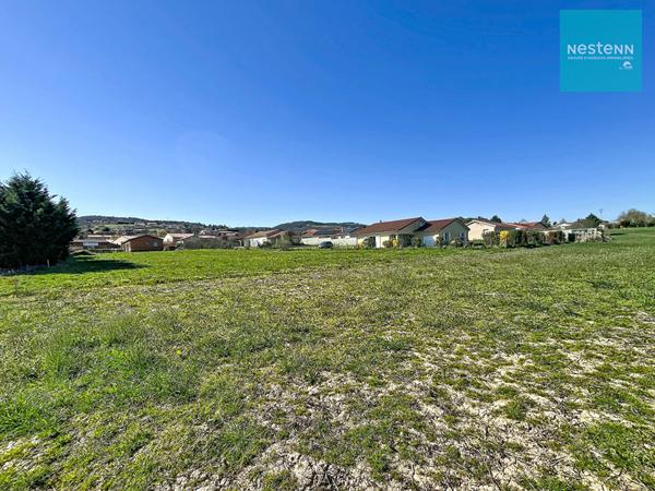 Terrain d'environ 2 200 m² - constructible - viabilisé - Marcilly le Châtel