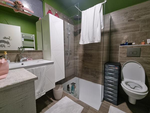 Immeuble comprenant un local d'activité et un appartement refait à neuf