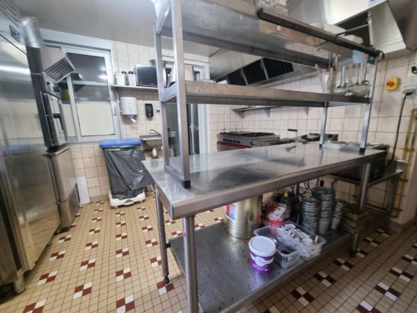 Immeuble comprenant un local d'activité et un appartement refait à neuf