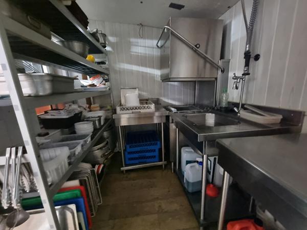 Immeuble comprenant un local d'activité et un appartement refait à neuf