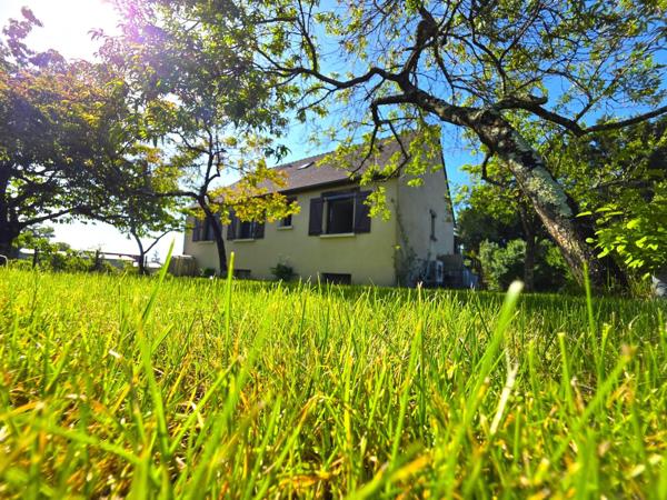 Maison avec vie de plain-pied, garage en sous-sol, terrain sur Baugé