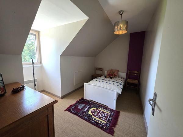 Maison avec vie de plain-pied, garage en sous-sol, terrain sur Baugé