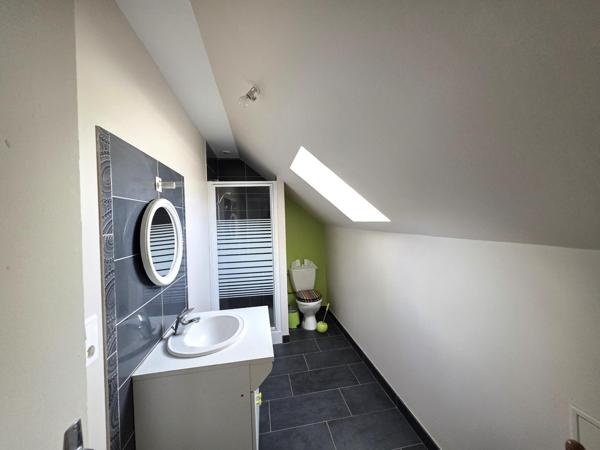 Maison avec vie de plain-pied, garage en sous-sol, terrain sur Baugé