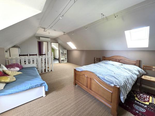 Maison avec vie de plain-pied, garage en sous-sol, terrain sur Baugé