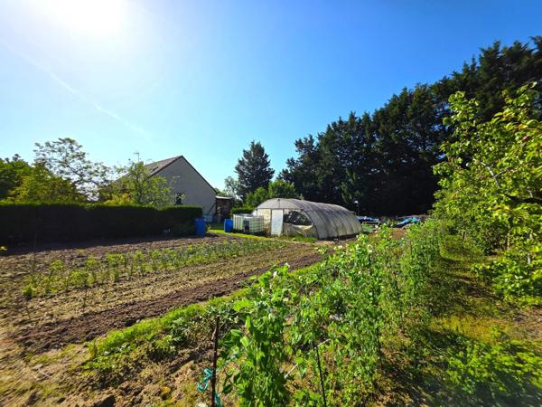 Maison avec vie de plain-pied, garage en sous-sol, terrain sur Baugé