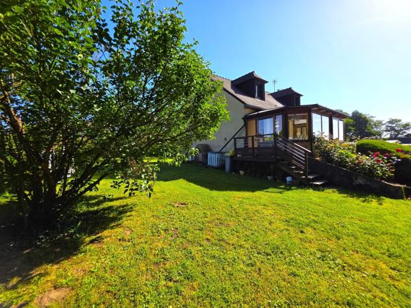 Maison avec vie de plain-pied, garage en sous-sol, terrain sur Baugé
