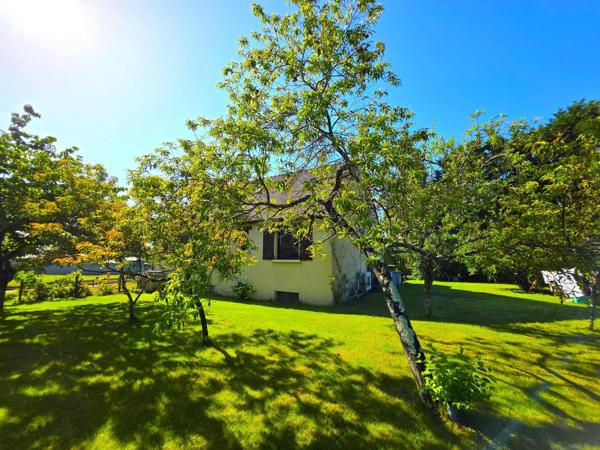 Maison avec vie de plain-pied, garage en sous-sol, terrain sur Baugé