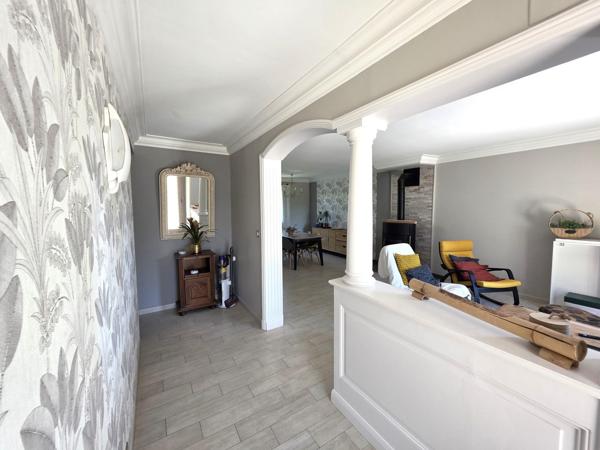 Maison avec vie de plain-pied, garage en sous-sol, terrain sur Baugé