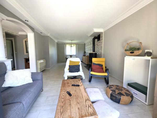 Maison avec vie de plain-pied, garage en sous-sol, terrain sur Baugé