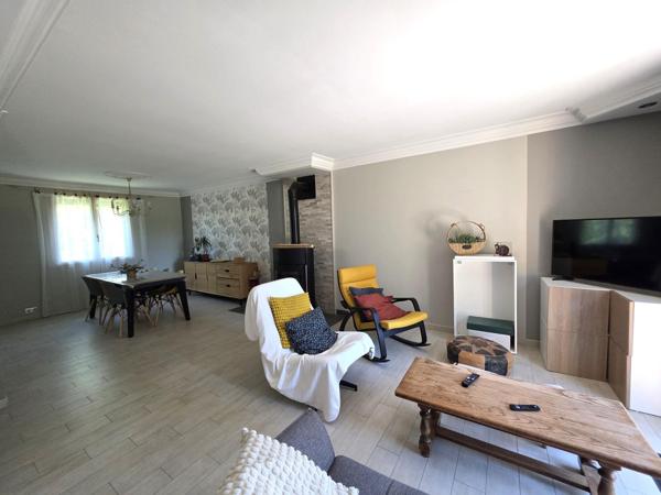 Maison avec vie de plain-pied, garage en sous-sol, terrain sur Baugé