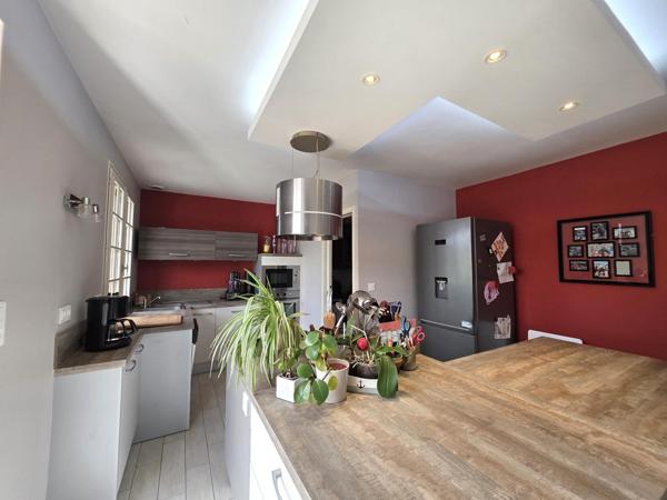 Maison avec vie de plain-pied, garage en sous-sol, terrain sur Baugé