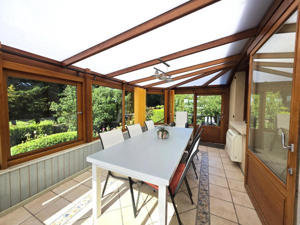 Maison avec vie de plain-pied, garage en sous-sol, terrain sur Baugé