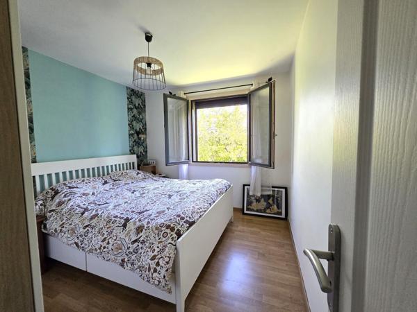 Maison avec vie de plain-pied, garage en sous-sol, terrain sur Baugé