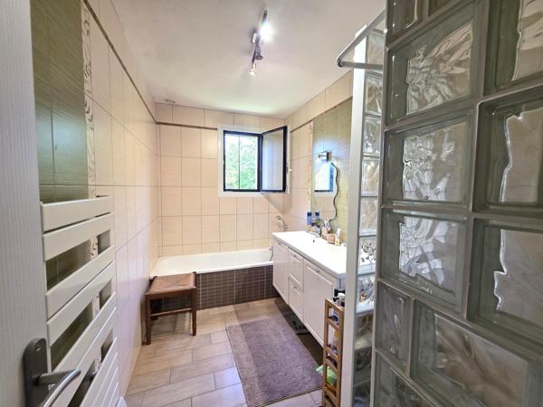 Maison avec vie de plain-pied, garage en sous-sol, terrain sur Baugé