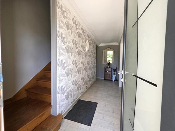 Maison avec vie de plain-pied, garage en sous-sol, terrain sur Baugé