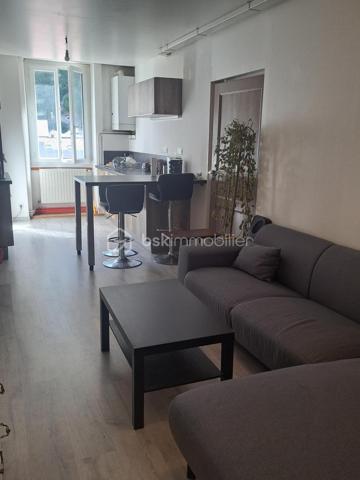 Situé au 3ᵉ étage d'une petite copropriété calme et bien entretenue de seulement 4 étages, cet appartement traversant saura vous séduire par sa luminosité, son agencement fonctionnel et son excellent rapport qualité/prix.
Il se compose d'une agréable pièce de vie avec cuisine ouverte, idéale pour partager des moments conviviaux, de deux belles chambres ainsi que d'une troisième pièce pouvant faire office de chambre d'appoint, de bureau ou d'espace télétravail selon vos besoins.
Récemment rénové, le bien bénéficie de nombreux travaux déjà réalisés : électricité entièrement refaite, radiateurs remplacés, chauffage individuel au gaz et menuiseries en double vitrage oscillo-battant. Seules quelques finitions de peinture restent à prévoir pour le personnaliser à votre goût.
En complément, ce lot dispose de deux greniers et d'une cave, offrant des espaces de rangement appréciables au quotidien.
Les atouts :
Appartement traversant et lumineux
Petite copropriété
Cuisine ouverte sur séjour
2 chambres + 1 bureau/chambre d'appoint
Électricité et radiateurs récents
Double vitrage oscillo-battant
Chauffage individuel au gaz
2 greniers et 1 cave
Excellent rapport qualité/prix

Une opportunité à ne pas manquer ! Contactez-nous dès aujourd'hui pour organiser une visite.