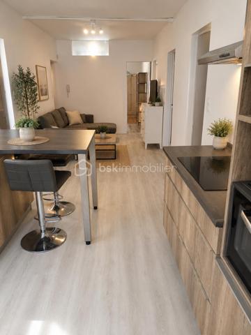 Situé au 3ᵉ étage d'une petite copropriété calme et bien entretenue de seulement 4 étages, cet appartement traversant saura vous séduire par sa luminosité, son agencement fonctionnel et son excellent rapport qualité/prix.
Il se compose d'une agréable pièce de vie avec cuisine ouverte, idéale pour partager des moments conviviaux, de deux belles chambres ainsi que d'une troisième pièce pouvant faire office de chambre d'appoint, de bureau ou d'espace télétravail selon vos besoins.
Récemment rénové, le bien bénéficie de nombreux travaux déjà réalisés : électricité entièrement refaite, radiateurs remplacés, chauffage individuel au gaz et menuiseries en double vitrage oscillo-battant. Seules quelques finitions de peinture restent à prévoir pour le personnaliser à votre goût.
En complément, ce lot dispose de deux greniers et d'une cave, offrant des espaces de rangement appréciables au quotidien.
Les atouts :
Appartement traversant et lumineux
Petite copropriété
Cuisine ouverte sur séjour
2 chambres + 1 bureau/chambre d'appoint
Électricité et radiateurs récents
Double vitrage oscillo-battant
Chauffage individuel au gaz
2 greniers et 1 cave
Excellent rapport qualité/prix

Une opportunité à ne pas manquer ! Contactez-nous dès aujourd'hui pour organiser une visite.