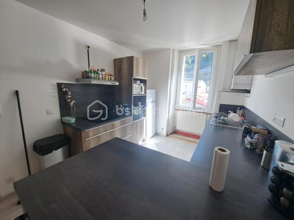 Situé au 3ᵉ étage d'une petite copropriété calme et bien entretenue de seulement 4 étages, cet appartement traversant saura vous séduire par sa luminosité, son agencement fonctionnel et son excellent rapport qualité/prix.
Il se compose d'une agréable pièce de vie avec cuisine ouverte, idéale pour partager des moments conviviaux, de deux belles chambres ainsi que d'une troisième pièce pouvant faire office de chambre d'appoint, de bureau ou d'espace télétravail selon vos besoins.
Récemment rénové, le bien bénéficie de nombreux travaux déjà réalisés : électricité entièrement refaite, radiateurs remplacés, chauffage individuel au gaz et menuiseries en double vitrage oscillo-battant. Seules quelques finitions de peinture restent à prévoir pour le personnaliser à votre goût.
En complément, ce lot dispose de deux greniers et d'une cave, offrant des espaces de rangement appréciables au quotidien.
Les atouts :
Appartement traversant et lumineux
Petite copropriété
Cuisine ouverte sur séjour
2 chambres + 1 bureau/chambre d'appoint
Électricité et radiateurs récents
Double vitrage oscillo-battant
Chauffage individuel au gaz
2 greniers et 1 cave
Excellent rapport qualité/prix

Une opportunité à ne pas manquer ! Contactez-nous dès aujourd'hui pour organiser une visite.