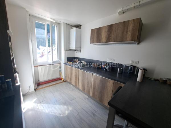 Situé au 3ᵉ étage d'une petite copropriété calme et bien entretenue de seulement 4 étages, cet appartement traversant saura vous séduire par sa luminosité, son agencement fonctionnel et son excellent rapport qualité/prix.
Il se compose d'une agréable pièce de vie avec cuisine ouverte, idéale pour partager des moments conviviaux, de deux belles chambres ainsi que d'une troisième pièce pouvant faire office de chambre d'appoint, de bureau ou d'espace télétravail selon vos besoins.
Récemment rénové, le bien bénéficie de nombreux travaux déjà réalisés : électricité entièrement refaite, radiateurs remplacés, chauffage individuel au gaz et menuiseries en double vitrage oscillo-battant. Seules quelques finitions de peinture restent à prévoir pour le personnaliser à votre goût.
En complément, ce lot dispose de deux greniers et d'une cave, offrant des espaces de rangement appréciables au quotidien.
Les atouts :
Appartement traversant et lumineux
Petite copropriété
Cuisine ouverte sur séjour
2 chambres + 1 bureau/chambre d'appoint
Électricité et radiateurs récents
Double vitrage oscillo-battant
Chauffage individuel au gaz
2 greniers et 1 cave
Excellent rapport qualité/prix

Une opportunité à ne pas manquer ! Contactez-nous dès aujourd'hui pour organiser une visite.