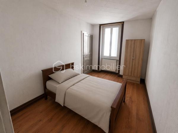 Situé au 3ᵉ étage d'une petite copropriété calme et bien entretenue de seulement 4 étages, cet appartement traversant saura vous séduire par sa luminosité, son agencement fonctionnel et son excellent rapport qualité/prix.
Il se compose d'une agréable pièce de vie avec cuisine ouverte, idéale pour partager des moments conviviaux, de deux belles chambres ainsi que d'une troisième pièce pouvant faire office de chambre d'appoint, de bureau ou d'espace télétravail selon vos besoins.
Récemment rénové, le bien bénéficie de nombreux travaux déjà réalisés : électricité entièrement refaite, radiateurs remplacés, chauffage individuel au gaz et menuiseries en double vitrage oscillo-battant. Seules quelques finitions de peinture restent à prévoir pour le personnaliser à votre goût.
En complément, ce lot dispose de deux greniers et d'une cave, offrant des espaces de rangement appréciables au quotidien.
Les atouts :
Appartement traversant et lumineux
Petite copropriété
Cuisine ouverte sur séjour
2 chambres + 1 bureau/chambre d'appoint
Électricité et radiateurs récents
Double vitrage oscillo-battant
Chauffage individuel au gaz
2 greniers et 1 cave
Excellent rapport qualité/prix

Une opportunité à ne pas manquer ! Contactez-nous dès aujourd'hui pour organiser une visite.