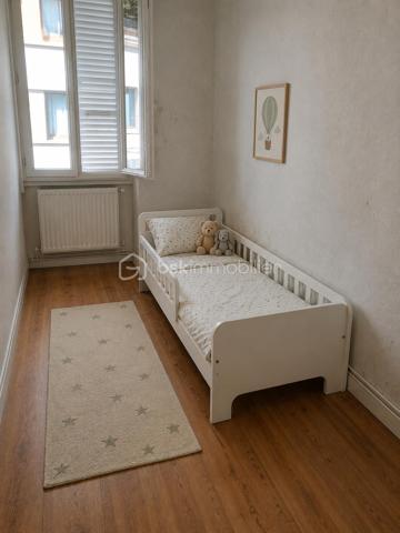 Situé au 3ᵉ étage d'une petite copropriété calme et bien entretenue de seulement 4 étages, cet appartement traversant saura vous séduire par sa luminosité, son agencement fonctionnel et son excellent rapport qualité/prix.
Il se compose d'une agréable pièce de vie avec cuisine ouverte, idéale pour partager des moments conviviaux, de deux belles chambres ainsi que d'une troisième pièce pouvant faire office de chambre d'appoint, de bureau ou d'espace télétravail selon vos besoins.
Récemment rénové, le bien bénéficie de nombreux travaux déjà réalisés : électricité entièrement refaite, radiateurs remplacés, chauffage individuel au gaz et menuiseries en double vitrage oscillo-battant. Seules quelques finitions de peinture restent à prévoir pour le personnaliser à votre goût.
En complément, ce lot dispose de deux greniers et d'une cave, offrant des espaces de rangement appréciables au quotidien.
Les atouts :
Appartement traversant et lumineux
Petite copropriété
Cuisine ouverte sur séjour
2 chambres + 1 bureau/chambre d'appoint
Électricité et radiateurs récents
Double vitrage oscillo-battant
Chauffage individuel au gaz
2 greniers et 1 cave
Excellent rapport qualité/prix

Une opportunité à ne pas manquer ! Contactez-nous dès aujourd'hui pour organiser une visite.