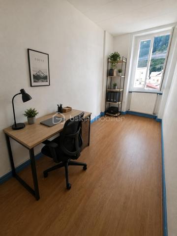 Situé au 3ᵉ étage d'une petite copropriété calme et bien entretenue de seulement 4 étages, cet appartement traversant saura vous séduire par sa luminosité, son agencement fonctionnel et son excellent rapport qualité/prix.
Il se compose d'une agréable pièce de vie avec cuisine ouverte, idéale pour partager des moments conviviaux, de deux belles chambres ainsi que d'une troisième pièce pouvant faire office de chambre d'appoint, de bureau ou d'espace télétravail selon vos besoins.
Récemment rénové, le bien bénéficie de nombreux travaux déjà réalisés : électricité entièrement refaite, radiateurs remplacés, chauffage individuel au gaz et menuiseries en double vitrage oscillo-battant. Seules quelques finitions de peinture restent à prévoir pour le personnaliser à votre goût.
En complément, ce lot dispose de deux greniers et d'une cave, offrant des espaces de rangement appréciables au quotidien.
Les atouts :
Appartement traversant et lumineux
Petite copropriété
Cuisine ouverte sur séjour
2 chambres + 1 bureau/chambre d'appoint
Électricité et radiateurs récents
Double vitrage oscillo-battant
Chauffage individuel au gaz
2 greniers et 1 cave
Excellent rapport qualité/prix

Une opportunité à ne pas manquer ! Contactez-nous dès aujourd'hui pour organiser une visite.
