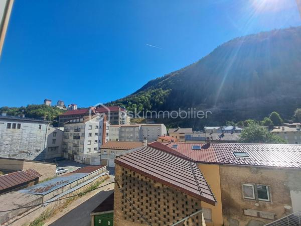Situé au 3ᵉ étage d'une petite copropriété calme et bien entretenue de seulement 4 étages, cet appartement traversant saura vous séduire par sa luminosité, son agencement fonctionnel et son excellent rapport qualité/prix.
Il se compose d'une agréable pièce de vie avec cuisine ouverte, idéale pour partager des moments conviviaux, de deux belles chambres ainsi que d'une troisième pièce pouvant faire office de chambre d'appoint, de bureau ou d'espace télétravail selon vos besoins.
Récemment rénové, le bien bénéficie de nombreux travaux déjà réalisés : électricité entièrement refaite, radiateurs remplacés, chauffage individuel au gaz et menuiseries en double vitrage oscillo-battant. Seules quelques finitions de peinture restent à prévoir pour le personnaliser à votre goût.
En complément, ce lot dispose de deux greniers et d'une cave, offrant des espaces de rangement appréciables au quotidien.
Les atouts :
Appartement traversant et lumineux
Petite copropriété
Cuisine ouverte sur séjour
2 chambres + 1 bureau/chambre d'appoint
Électricité et radiateurs récents
Double vitrage oscillo-battant
Chauffage individuel au gaz
2 greniers et 1 cave
Excellent rapport qualité/prix

Une opportunité à ne pas manquer ! Contactez-nous dès aujourd'hui pour organiser une visite.
