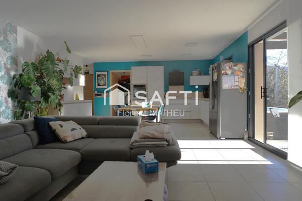 Maison récente de plein pied au calme en excellent état.