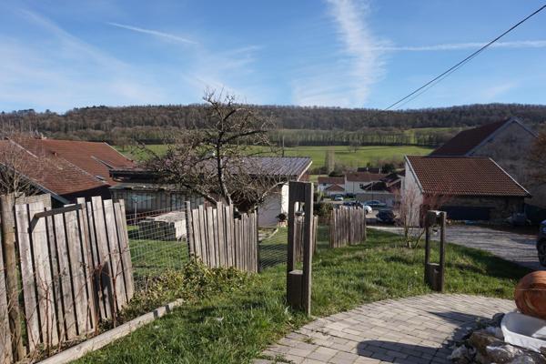 Maison récente de plein pied au calme en excellent état.