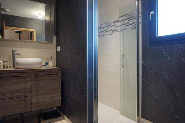 Maison récente de plein pied au calme en excellent état.