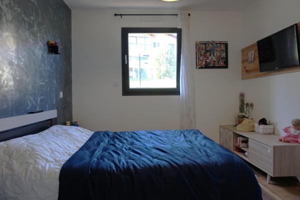 Maison récente de plein pied au calme en excellent état.