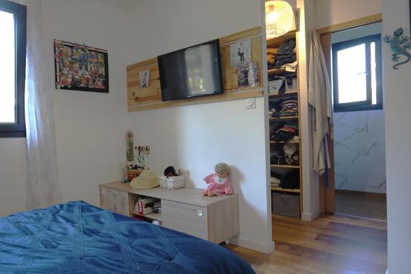 Maison récente de plein pied au calme en excellent état.