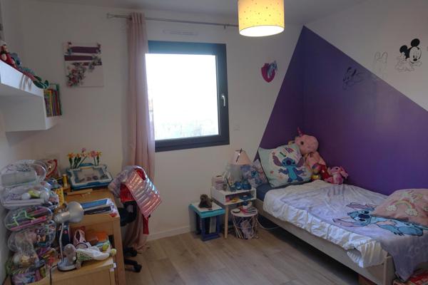 Maison récente de plein pied au calme en excellent état.