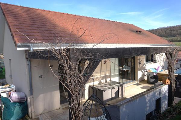 Maison récente de plein pied au calme en excellent état.