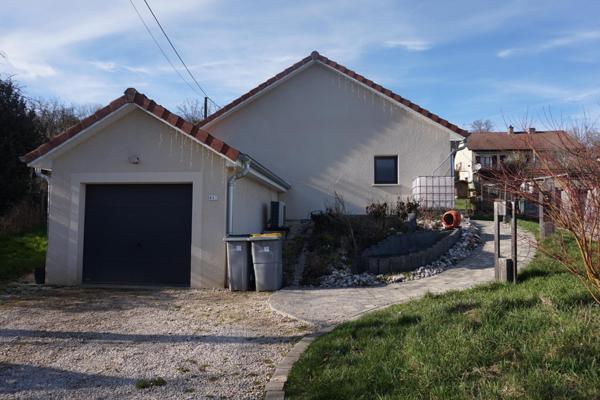 Maison récente de plein pied au calme en excellent état.